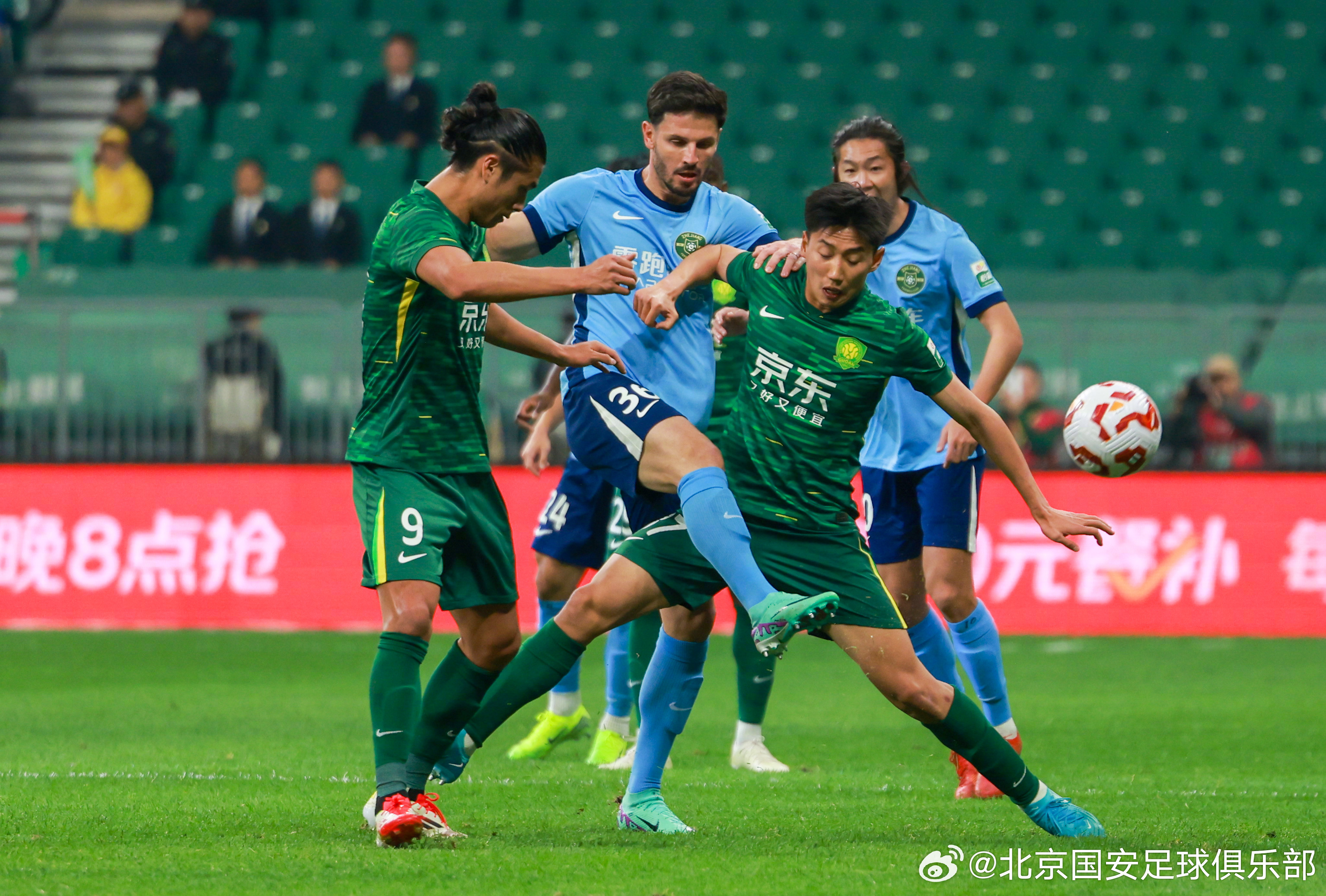 开云体育-包含北京国安训练开放日，转会期篮板制胜引欢呼，欧联在即，球队文化再被提及的词条-开云体育